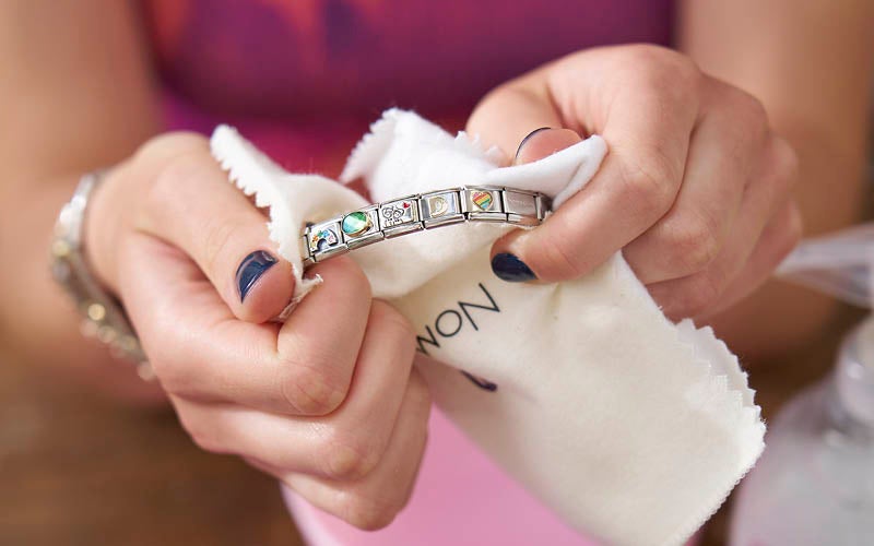 <strong>CARE FOR & CLEAN YOUR JEWELLERY</strong>