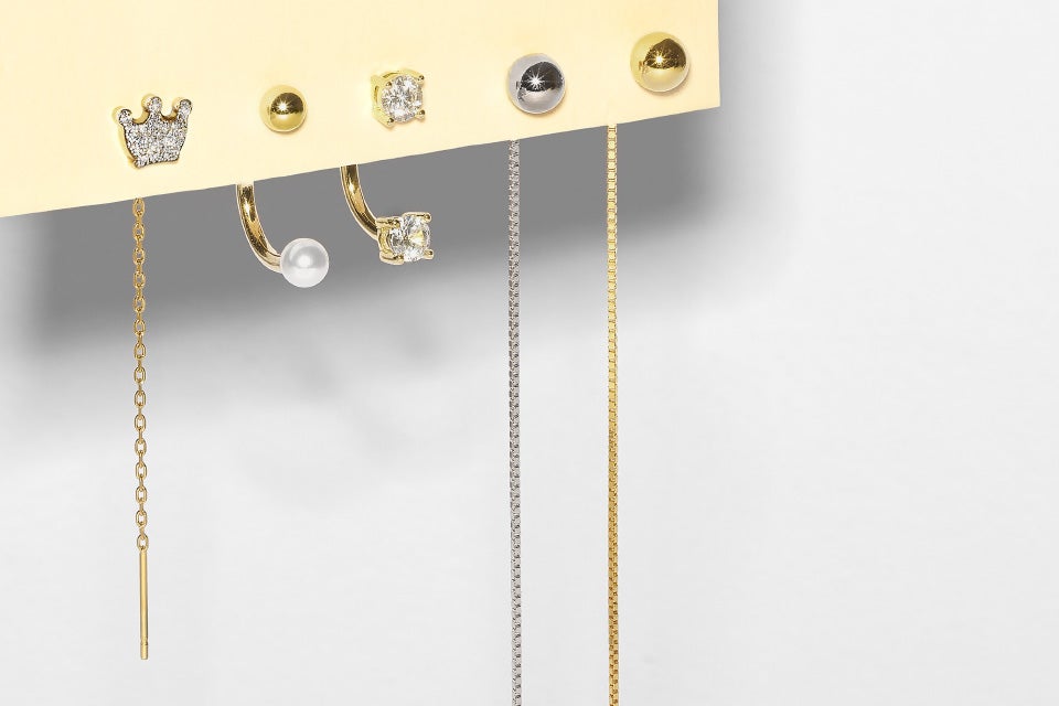 <strong>EARRINGS</strong>